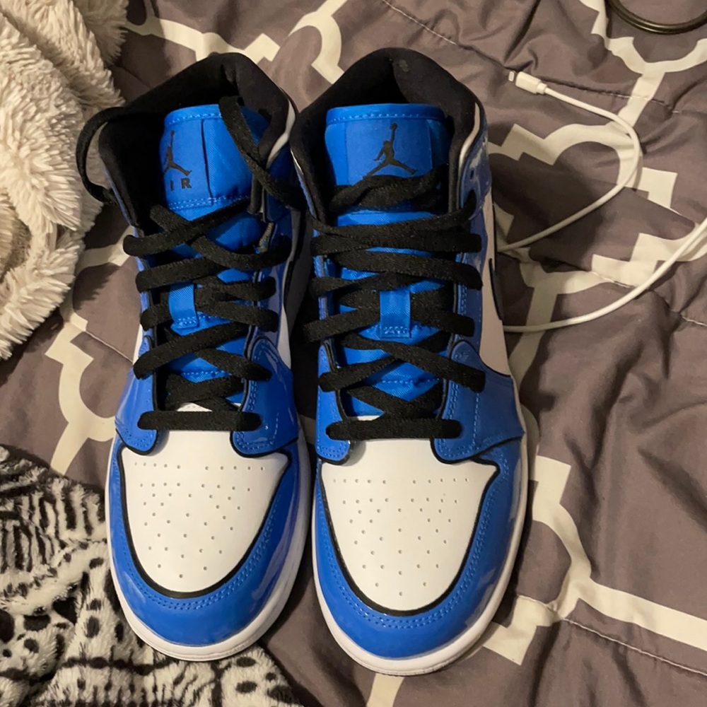 Jordan 1’s blue mid rise